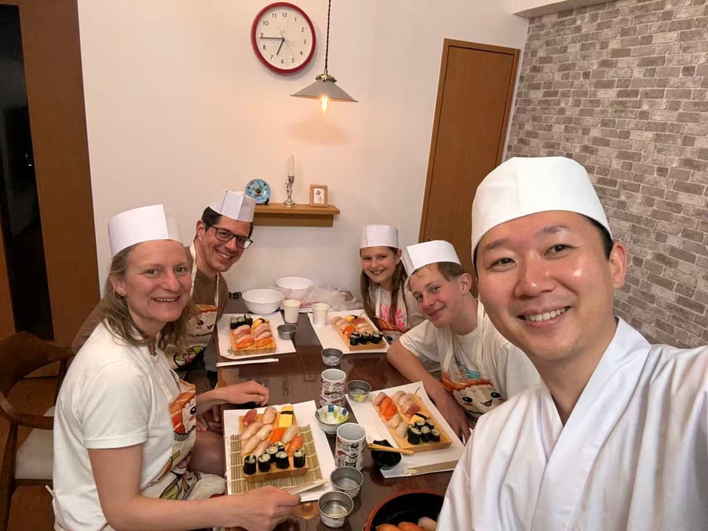 Experiencia de sushi en grupo reducido con un maestro de sushi en Tokio