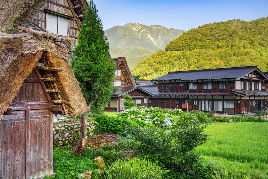 Shirakawago and Kanazawa from Kyoto