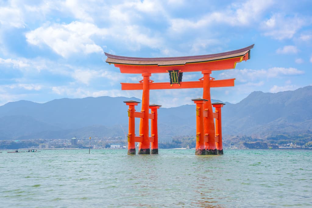 Excursión de un día a Hiroshima y Miyajima con el santuario de Itsukushima y ferry desde Osaka