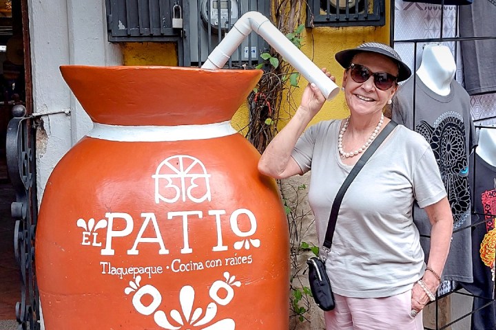 a statue of a man and a woman standing in front of a building