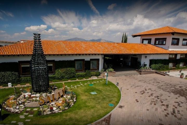 a group of lawn chairs sitting on top of a building