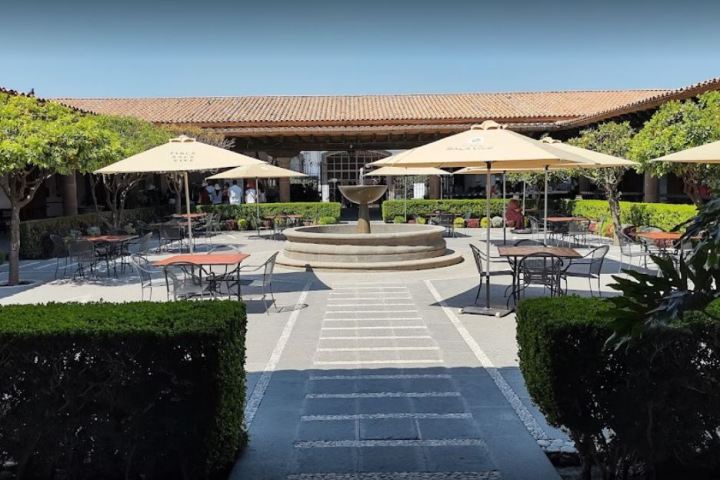 a group of lawn chairs sitting on top of a building