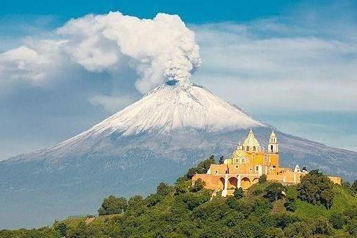 a large mountain in the background with Popocatépetl in the background