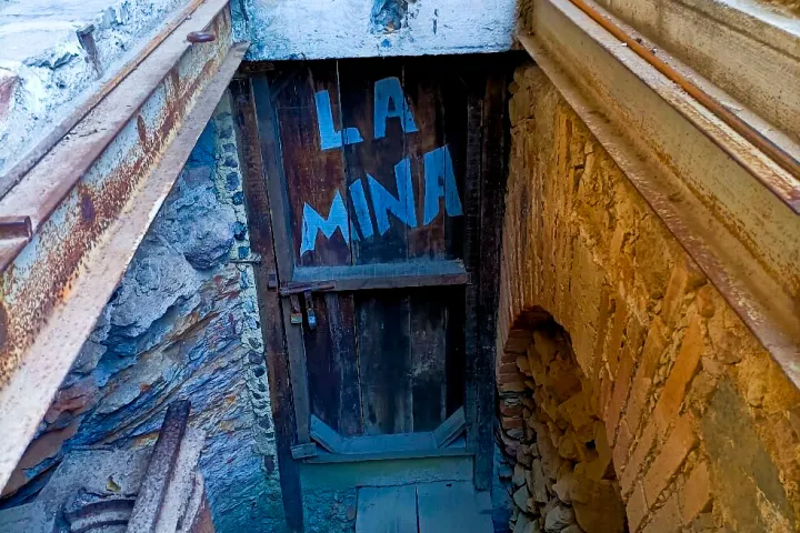 a close up of a bridge