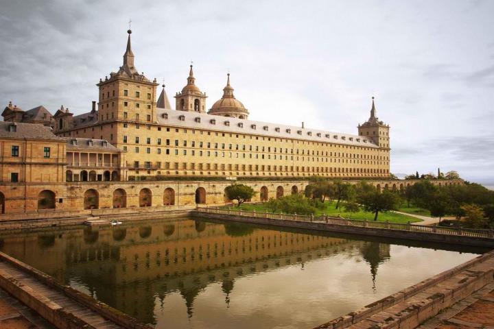 a train crossing El Escorial over water