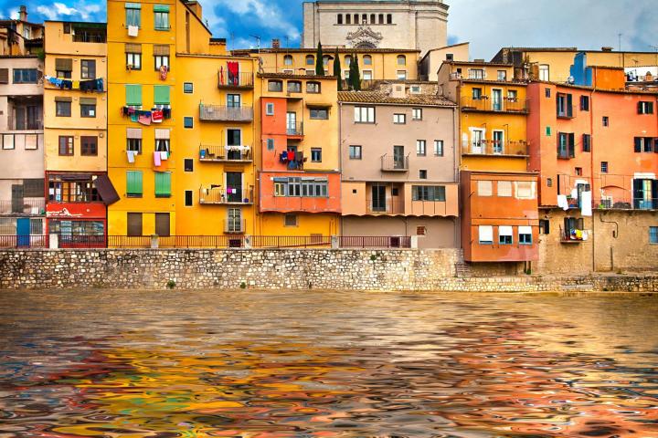 a small boat in a harbor