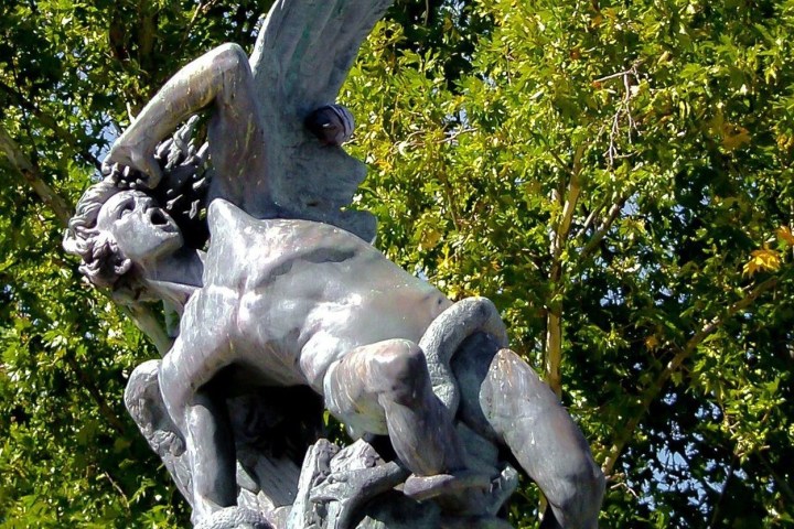 a statue of an elephant