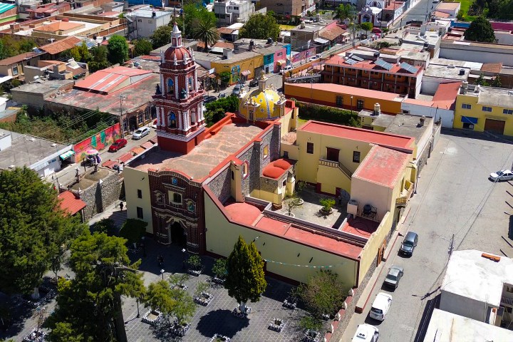 a group of cars parked on the side of a building