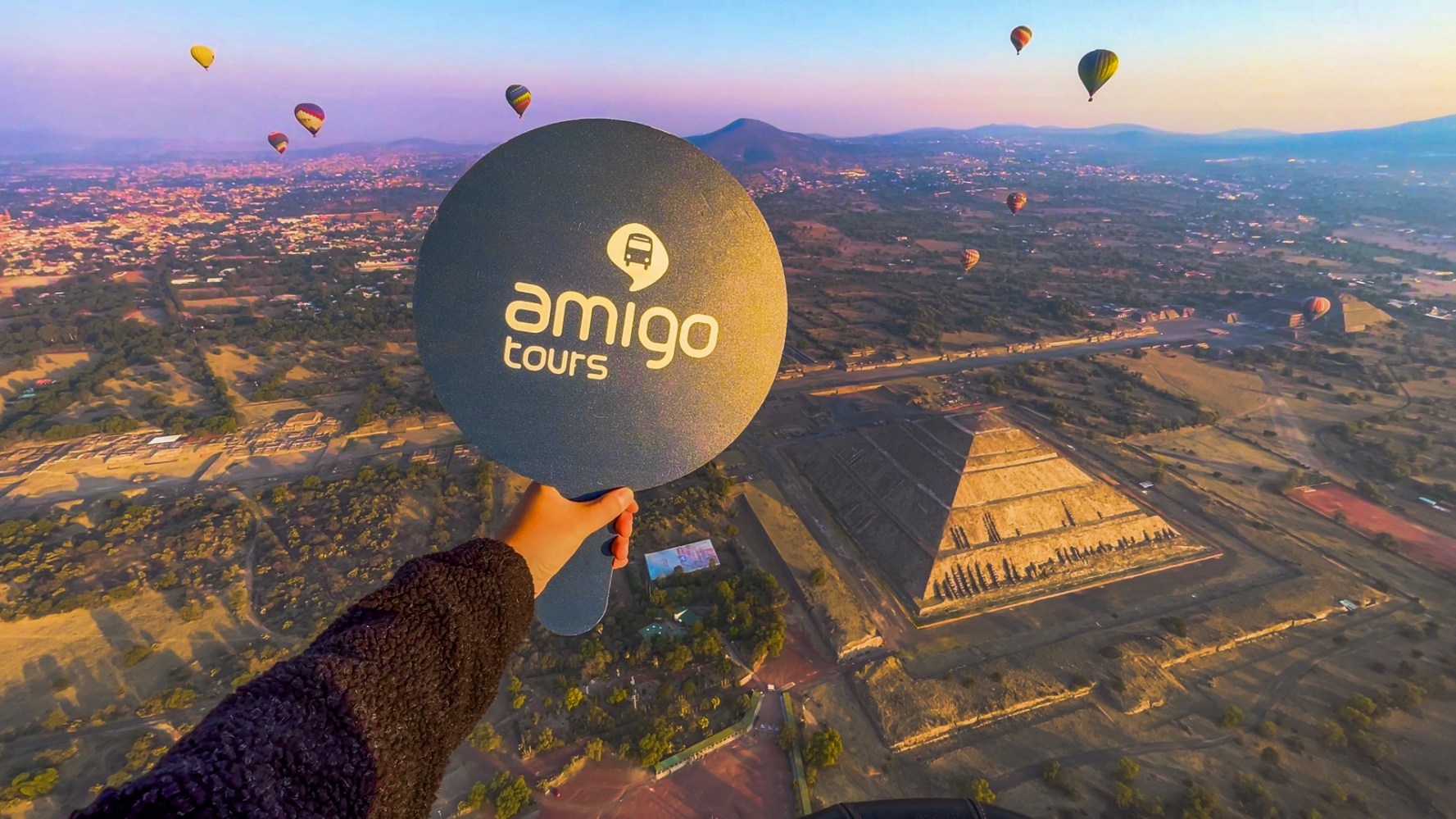 Amigo Tours in Hot Balloon over Teotihuacan