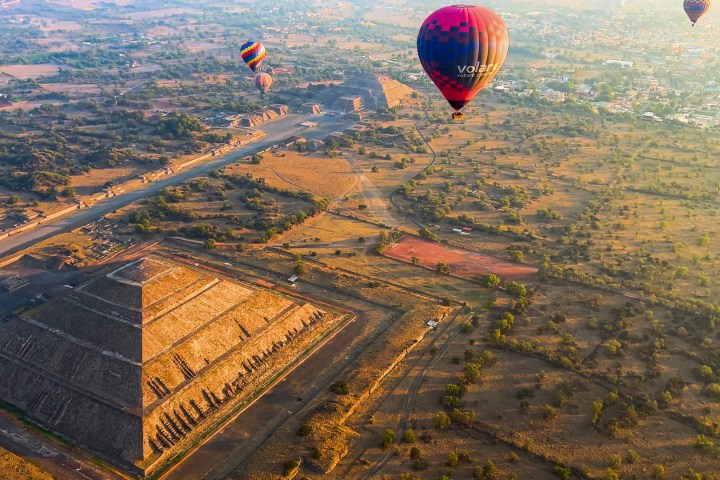 a hot balloon tour in teotihuacan