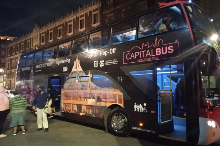 a bus that is parked on the side of a building